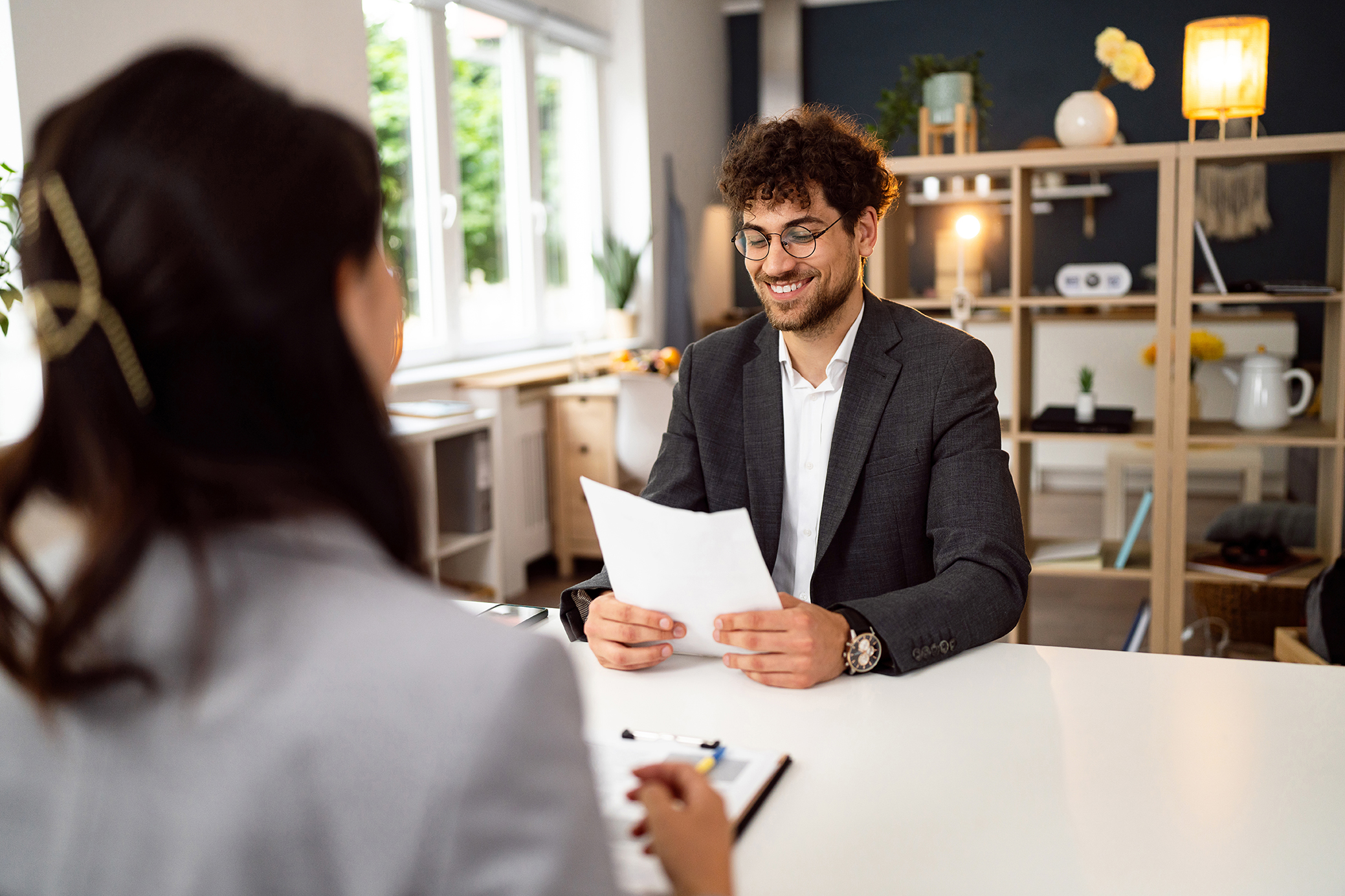 A student meets with a financial aid advisor.