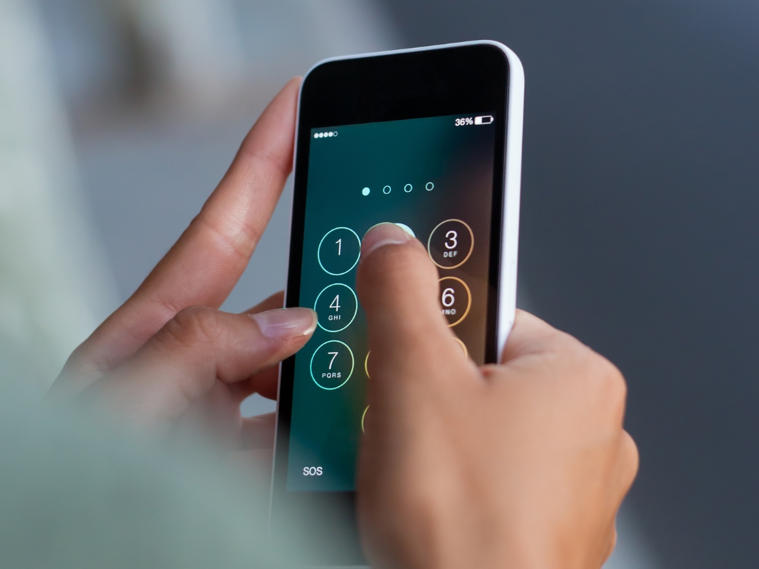 hand holding a cell phone